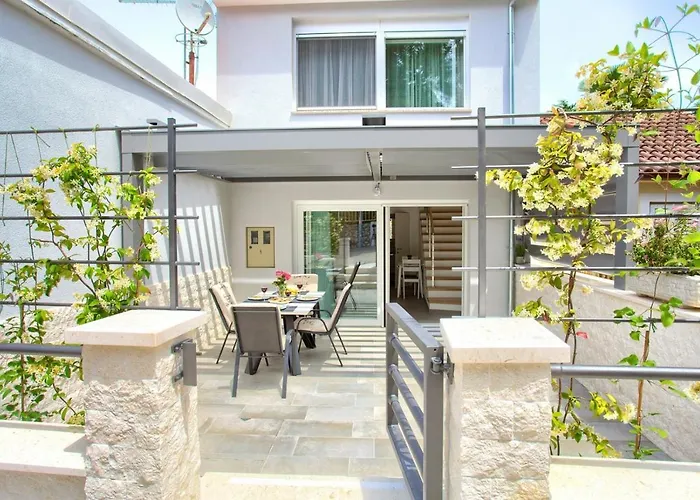Holiday House Mar